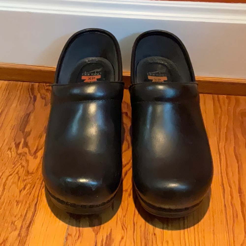 Black Dansko XP closed back clogs size 40